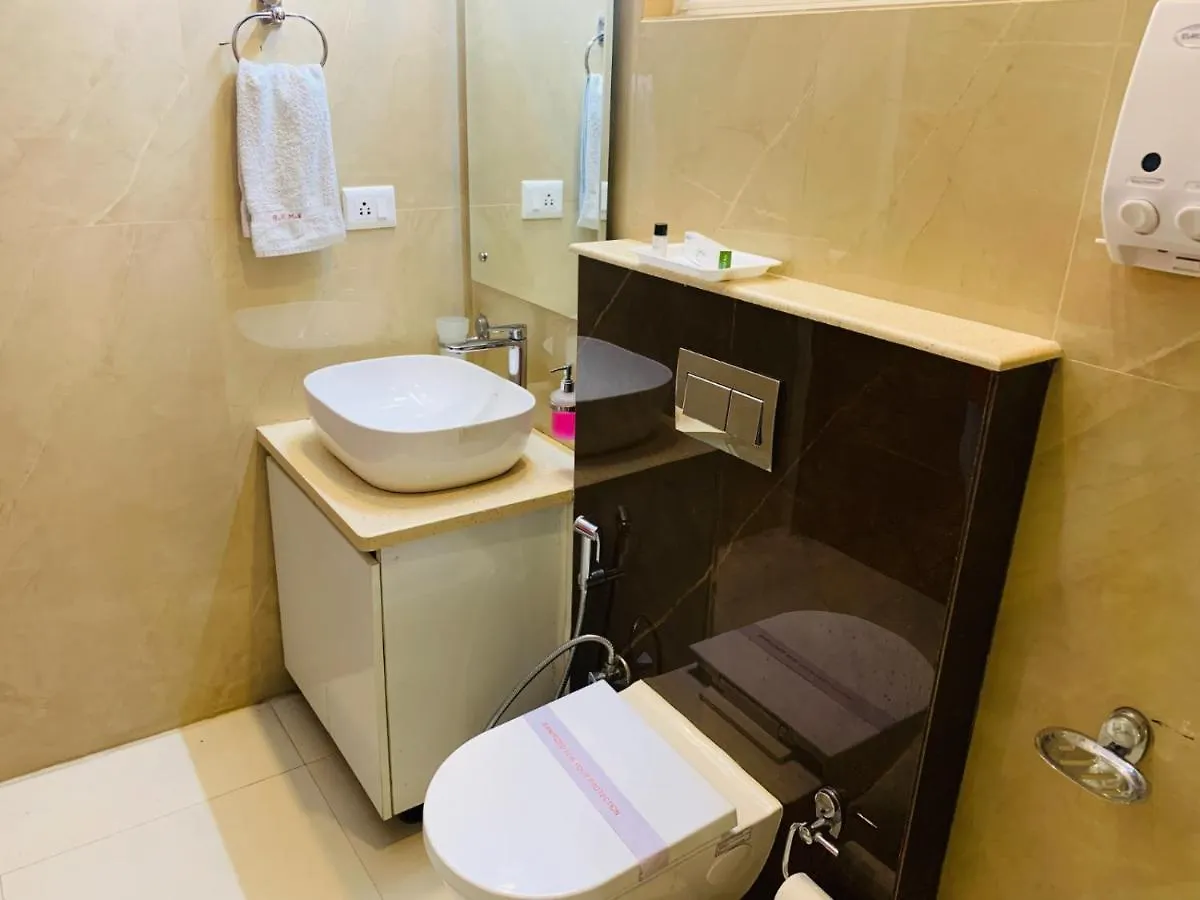Проживание в семье Lime Tree Hotel Golf Course Extension Nearby Grand Hyatt Гургаон