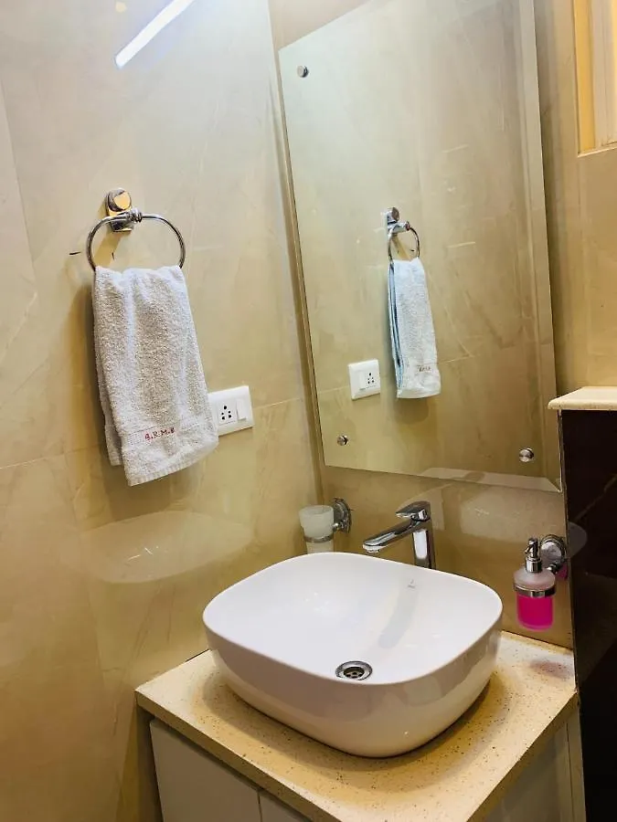 Lime Tree Hotel Golf Course Extension Nearby Grand Hyatt Гургаон Проживание в семье